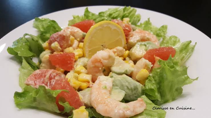 Salade d'avocat, tomates, poivrons et crevettes sauce cocktail