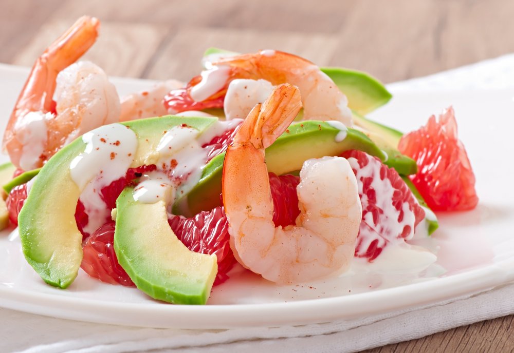 Salade d'avocat, tomates, poivrons et crevettes sauce cocktail